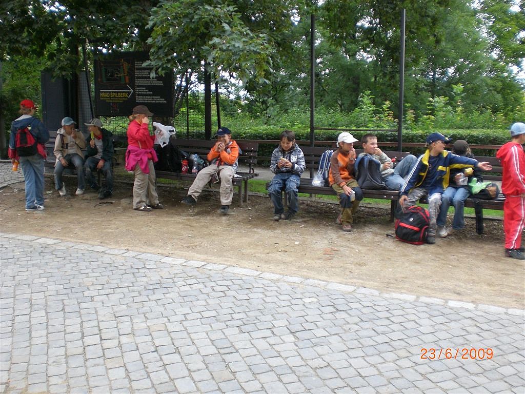 Obědváme u hradu (1).JPG