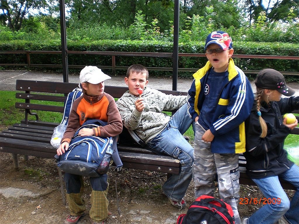Obědváme u hradu (4).JPG